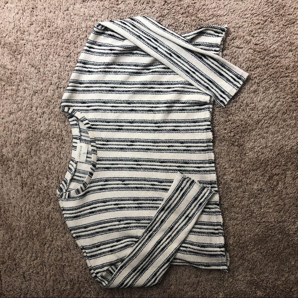 Vestique Cropped Sweater